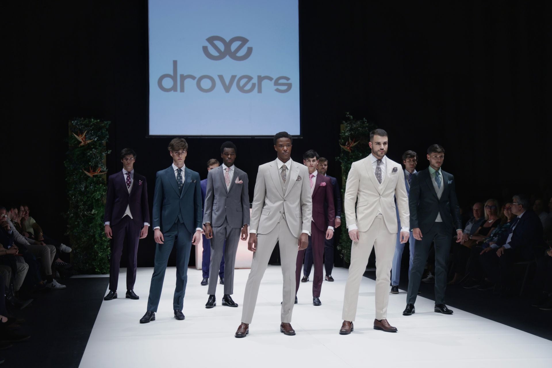 Las últimas tendencias primavera-verano visten el LAVA en el segundo desfile de MOVA