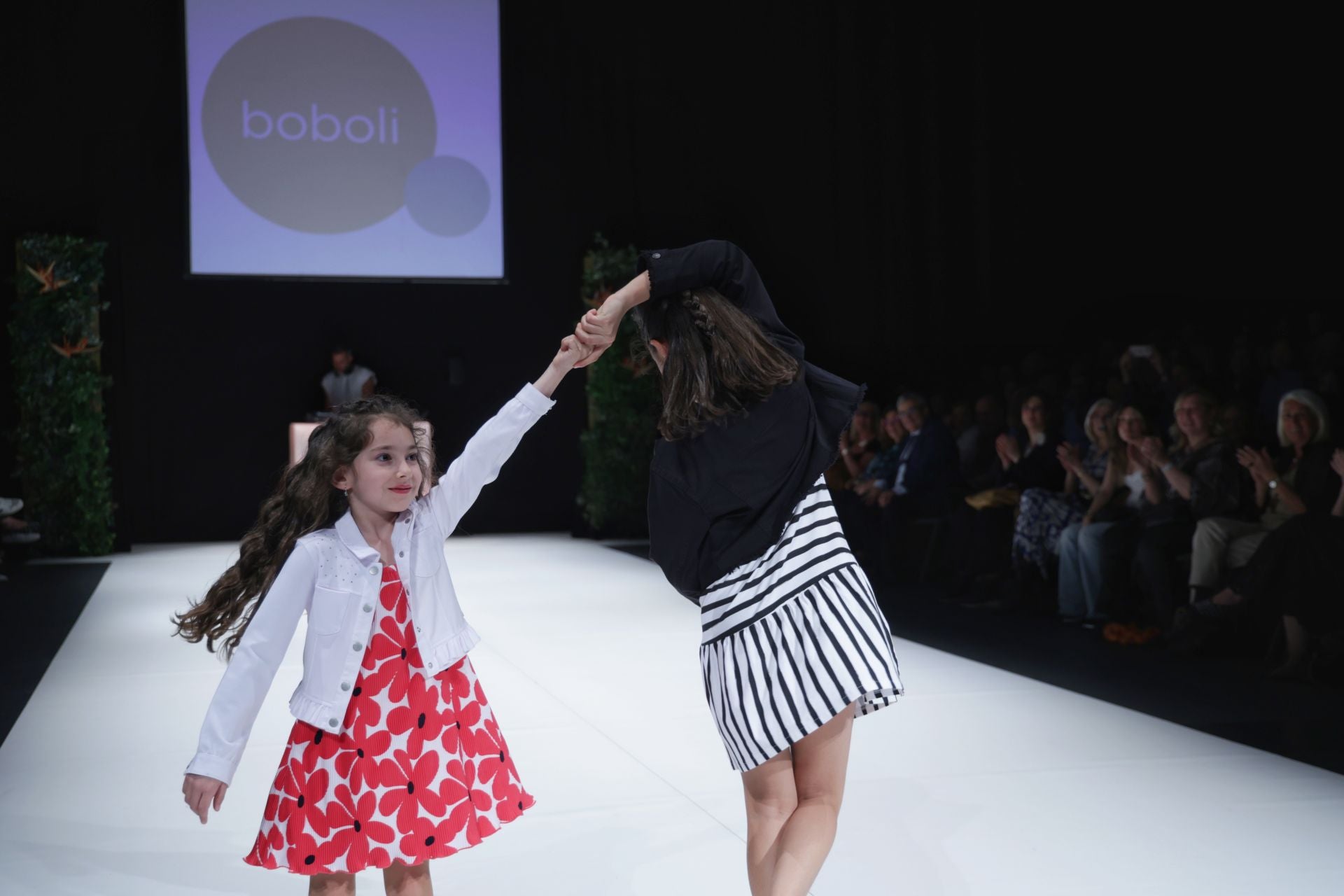 Las últimas tendencias primavera-verano visten el LAVA en el segundo desfile de MOVA