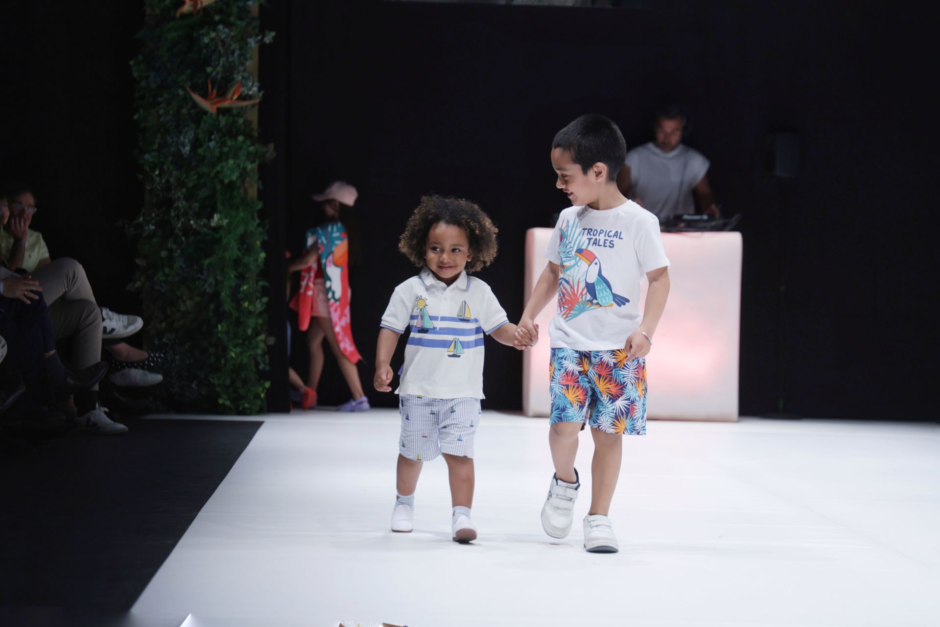 Las últimas tendencias primavera-verano visten el LAVA en el segundo desfile de MOVA