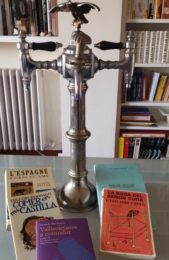 El grifo de cerveza de Suazo y los libros donde aparece mencionado el restaurante.