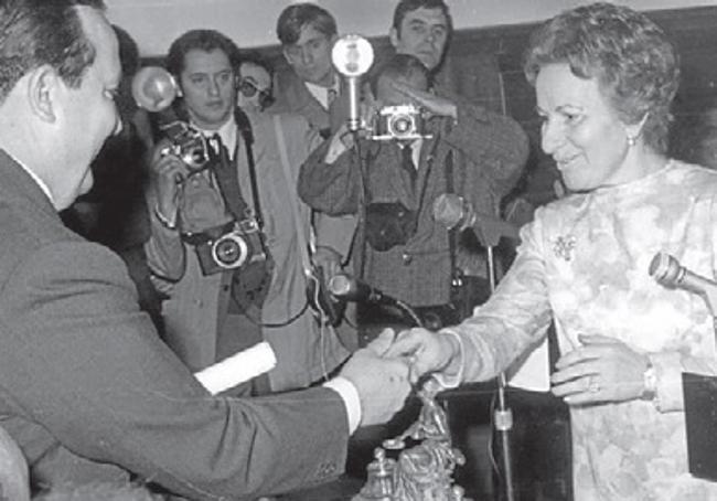 El ministro Sánchez Bella entrega la Medalla al Mérito Turístico a Piedad Ibáñez.