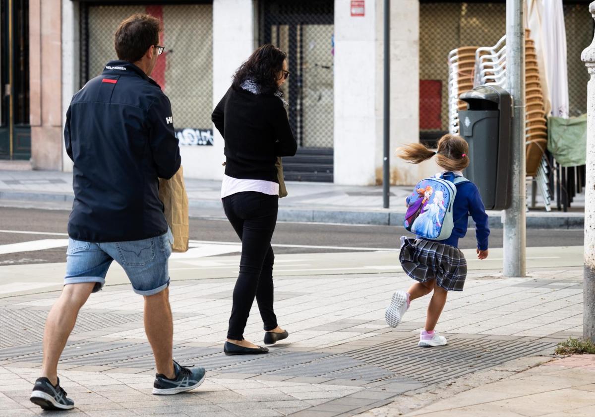 Una niña corre al colegio en el primer día de clases del curso 2024/2025.