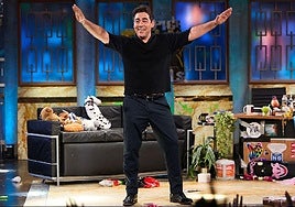 Pablo Chiapella saluda al público de 'La Revuelta'.