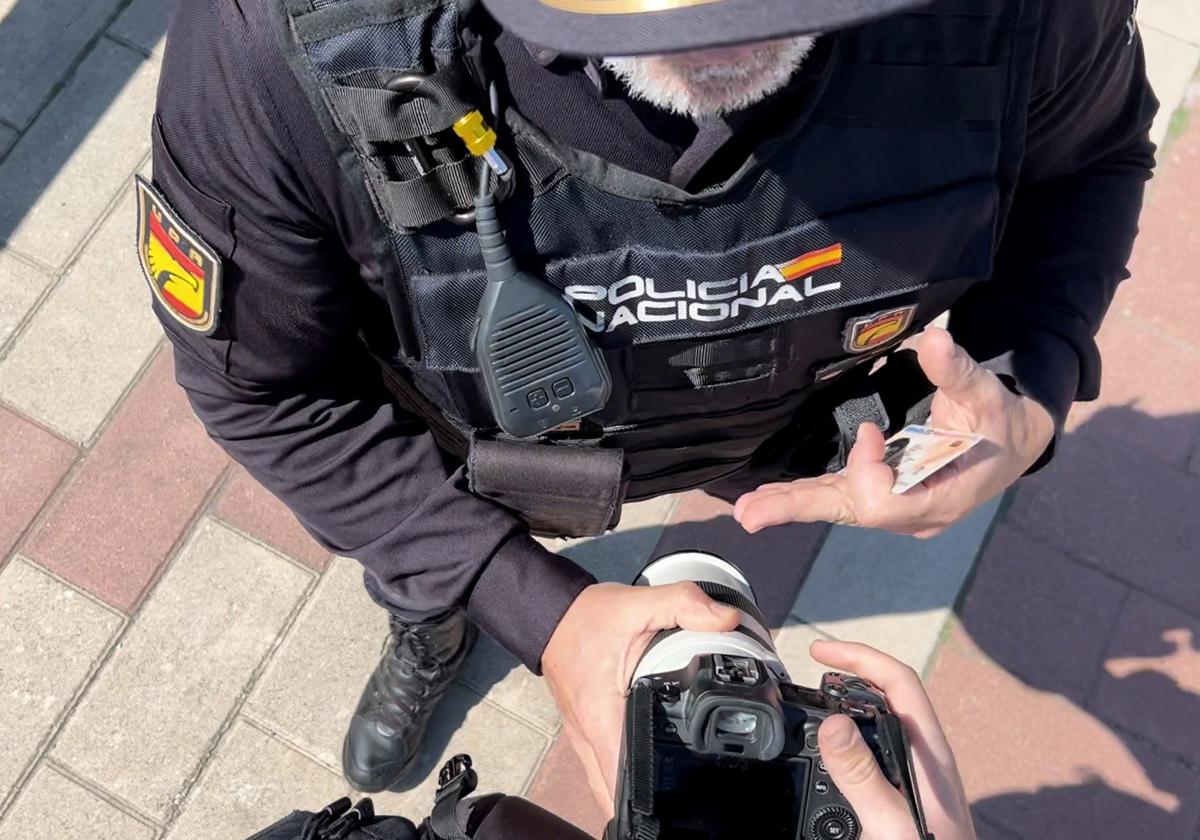 La Policía Nacional intenta impedir a El Norte tomar fotografías del hallazgo de un cadáver en el Pisuerga