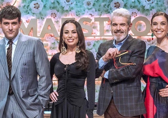 Alejandro Palomo (Palomo Spain), María Escoté y Lorenzo Caprile, jurado de 'Maestros de la Costura', junto a la presentadora Raquel Sánchez Silva.