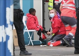 Un grupo de migrantes, entre ellos varios menores, atendido por Cruz Roja.