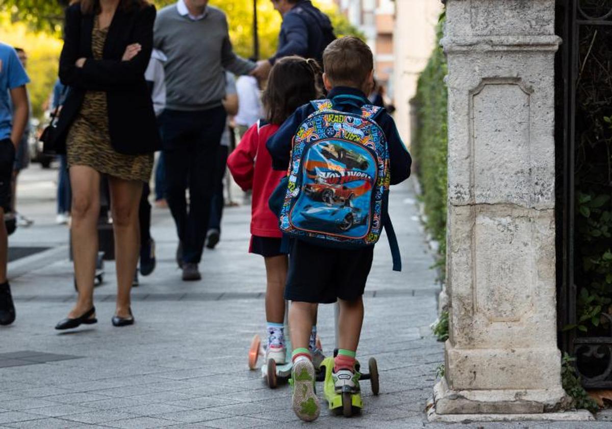 Dos escolares se dirigen a clase en el inicio de curso de Valladolid.