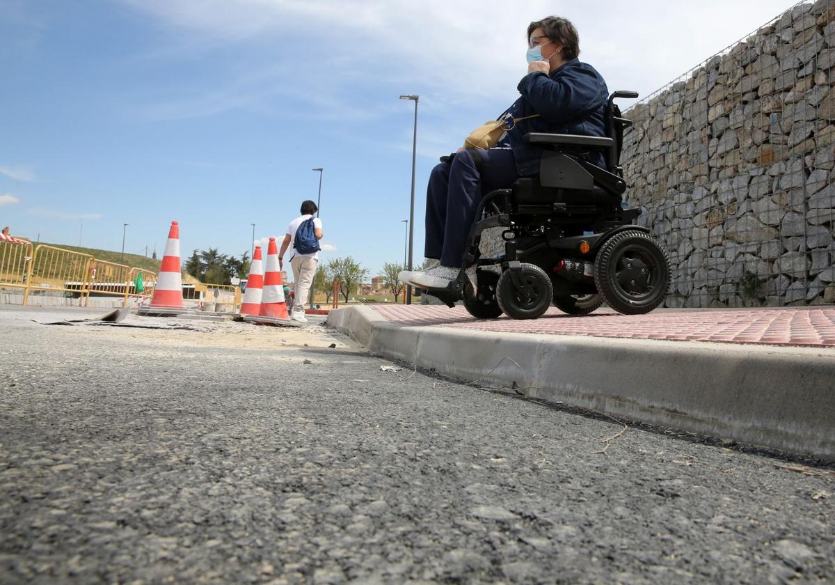 Rampas provisionales para permitir la accesibilidad en el hospital de Segovia