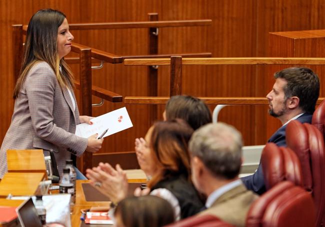La fotografía que capta a Nuria Rubio a su paso por el escaño de Luis Tudanca el miércoles pasado refleja la tensión tras el proceso de relevo que ha vivido el PSOE.