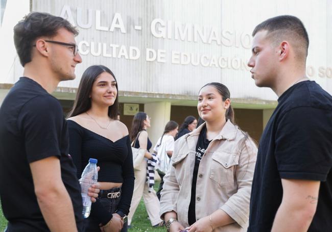 Juan Javier, Angelina, Raquel y Joel, en la facultad de Educación.