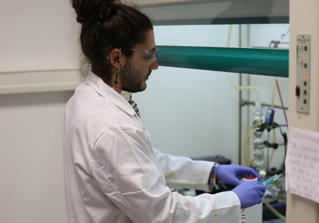 Manuel Alonso Devesa, en el laboratorio de la UVA en el que trabaja como investigador.