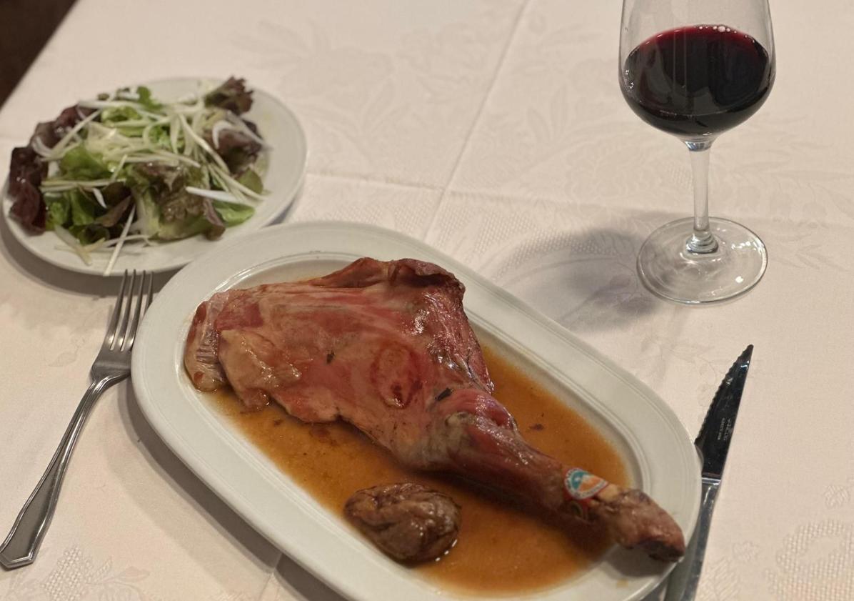 Imagen principal - El Chaval de Lorenzo, cocina tradicional castellana en el centro de Palencia