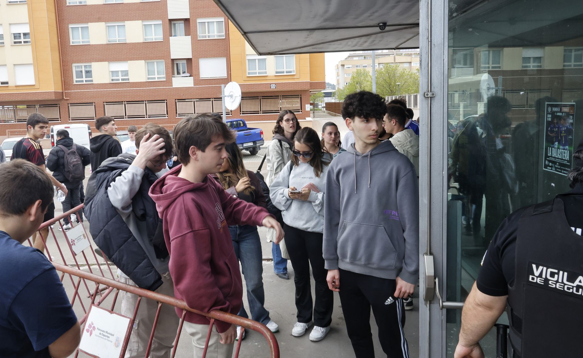 Una cola kilométrica para conseguir entradas para ITA