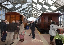 Algunos visitantes en el Museo del Ferrocarril de Venta de Baños.