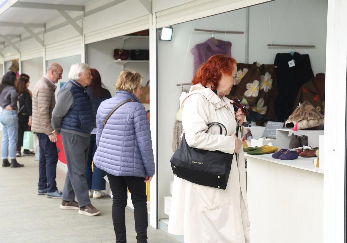 Primeros asistentes a la Feria de Artesanía, que se ha inaugurado este viernes por la mañana.