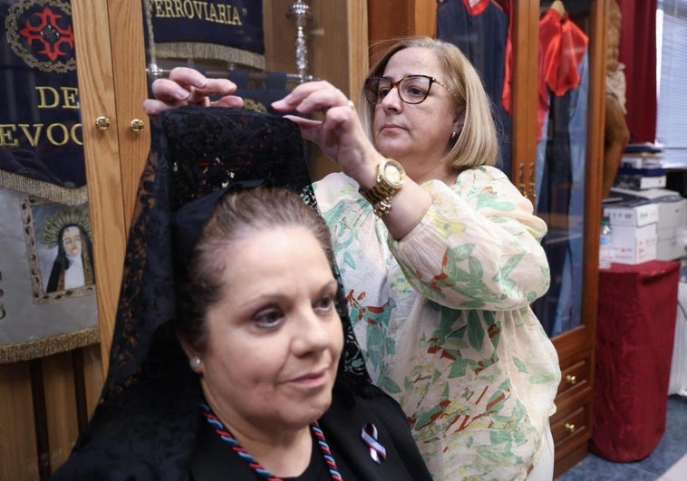 Ana Isabel Jorge y María Gómez se preparan en la Cofradía de la Exaltación de la Santa Cruz y Nuestra Señora de los Dolores.