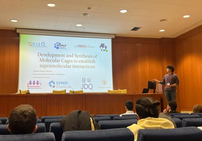 Manuel Alonso Devesa impartiendo una ponencia durante la II Jornada de Doctorandos en Química de la UVA.