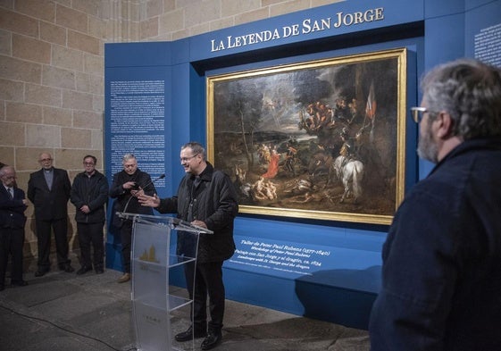 El obispo, ayer, durante la apertura de la exposición.