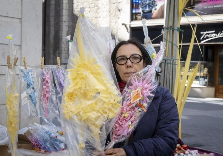 Una vendedora de un puesto de Palmas muestra los productos.