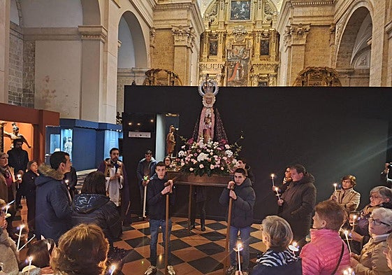 La Virgen de la Cruz, en el interior de la iglesia.