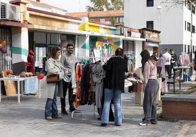 Organizadores y participantes en el mercado solidario y textil organizado este sábado en Pajarillos.