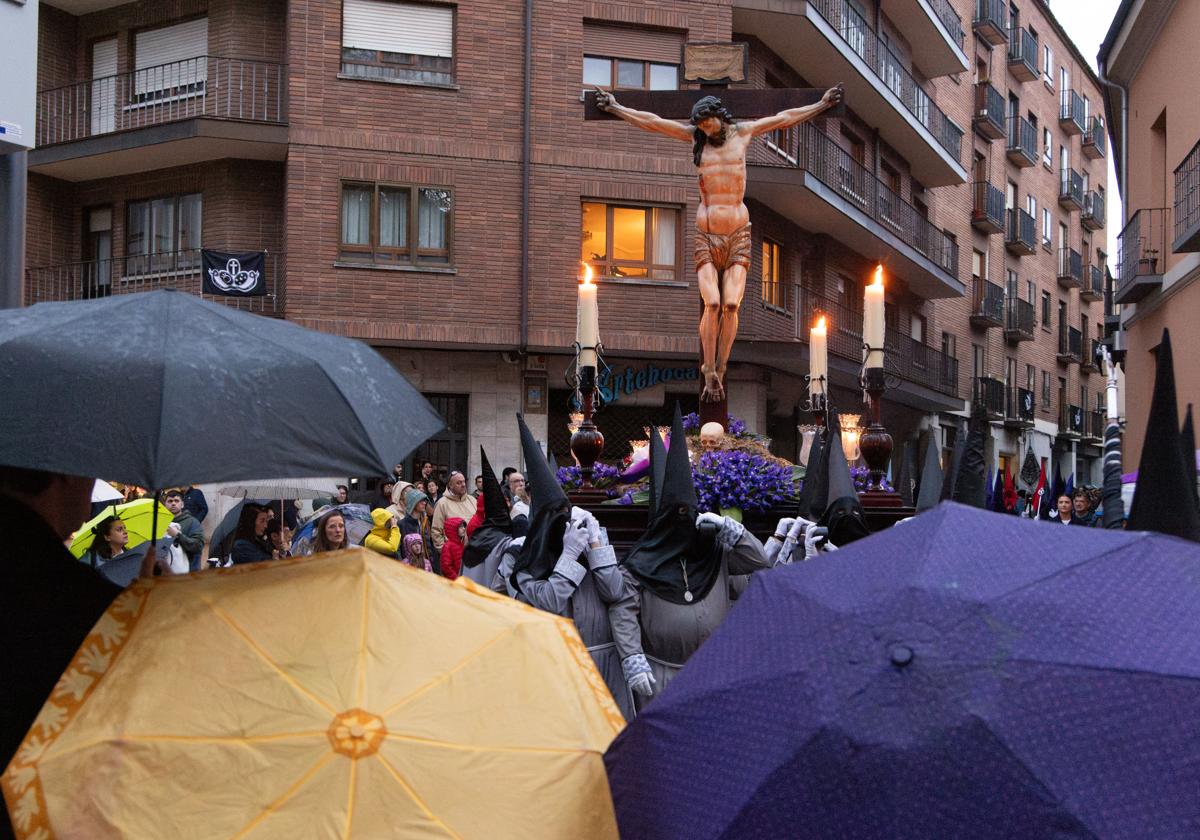 Ejercicio Público de las Cinco Llagas, con el paso, portado a hombros, del Santo Cristo de las Cinco Llagas.