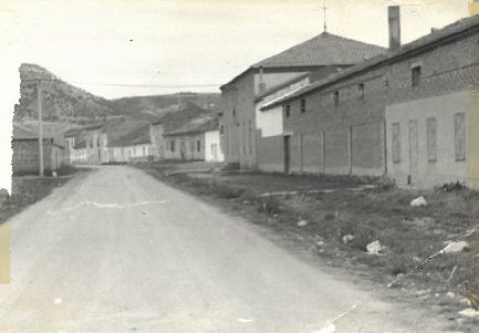 Pie original: «El deteriorado tramo de carretera que conduce a Renedo y al valle del Jaramiel».