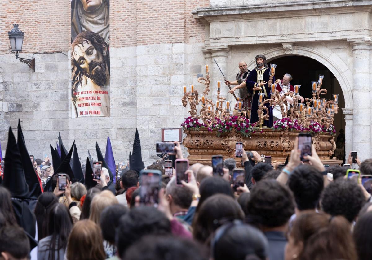 La procesión del Cristo de Medinaceli de Valladolid, en imágenes