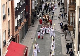 Inicio de la procesión litúrgica, en la calle Valentín Calderón.