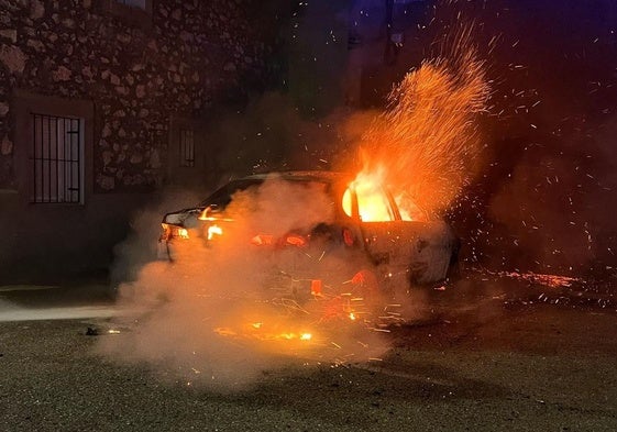 Un coche arde en una calle de Montemayor de Pililla.