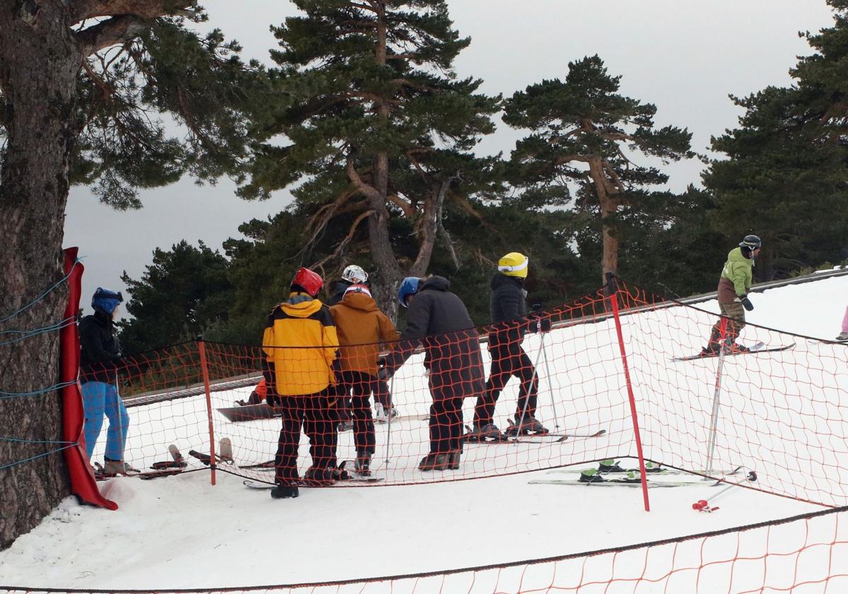 Esquiadores en las pistas de Navacerrada.