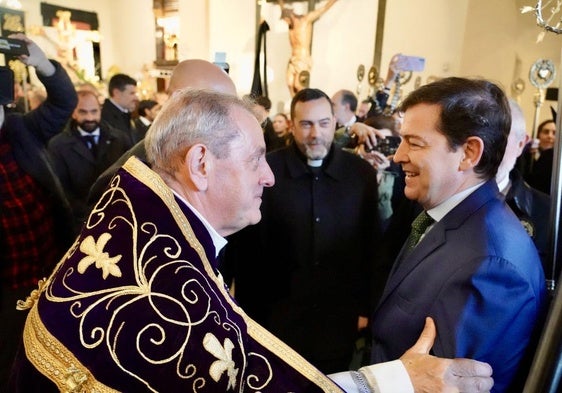 Fernández Mañueco, antes de la Procesión de La Pasión de León.