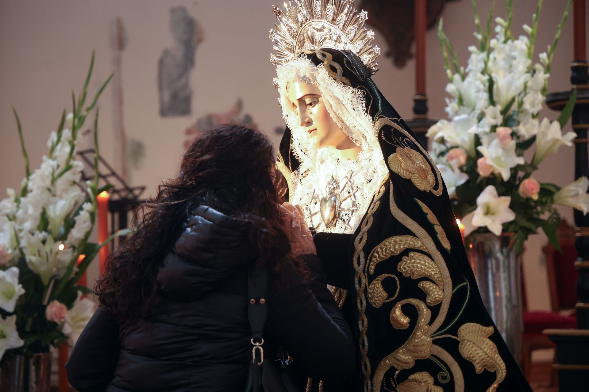 Besamanos a la Soledad en el convento de Santa Isabel de Hungría