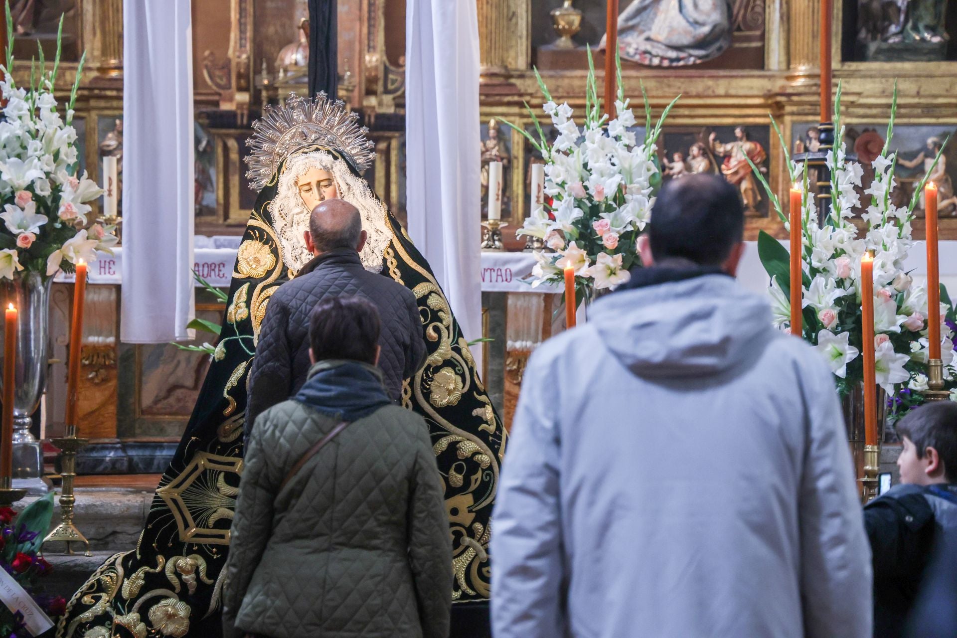 Besamanos a la Soledad en el convento de Santa Isabel de Hungría