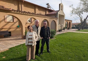 Camino Martín, Macario Revuelta y José Ignacio Revuelta en su complejo rural en la finca Cirajas