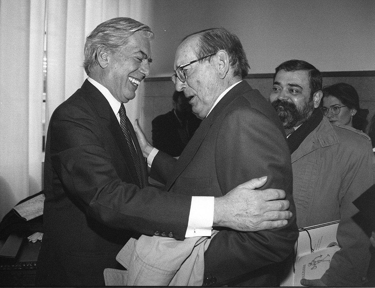 Mario Vargas Llosa y Miguel Delibes se saludan en 1995 durante la estancia del primero de ellos en Valladolid para ser investido doctor 'honoris causa' por la Universidad de Valladolid.