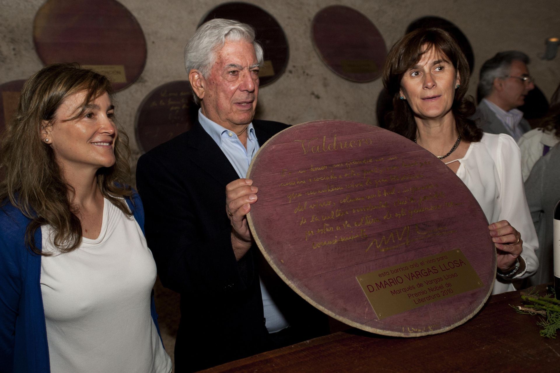 El escritor Mario Vargas Llosa muestra la tapa de la barrica que recibio durante la visita que realizó a la bodega Valduero de la Ribera de Duero en 2012.