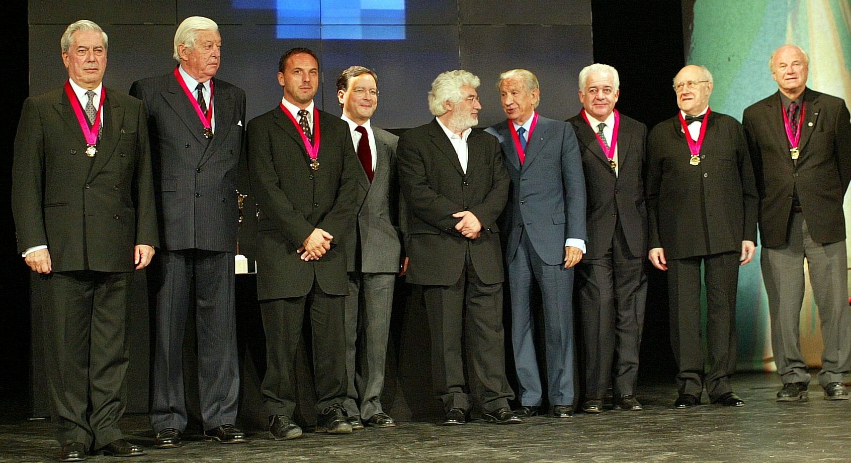 Mario Vargas Llosa, el primero por la izquierda, tras recibir el Premio Cristóbal Gabarrón de las Letras en el Teatro Calderón de Valladolid en 2002.