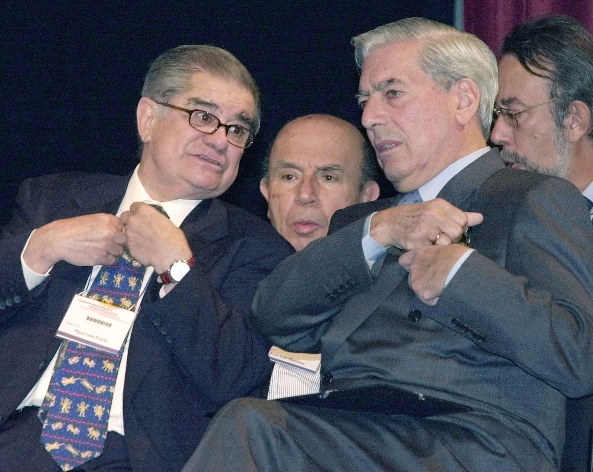 Miguel León Portilla, historiador de México, y Mario Vargas Llosa, durante la inauguración del II Congreso Internacional de la Lengua Española celebrado en 2001 en Valladolid.