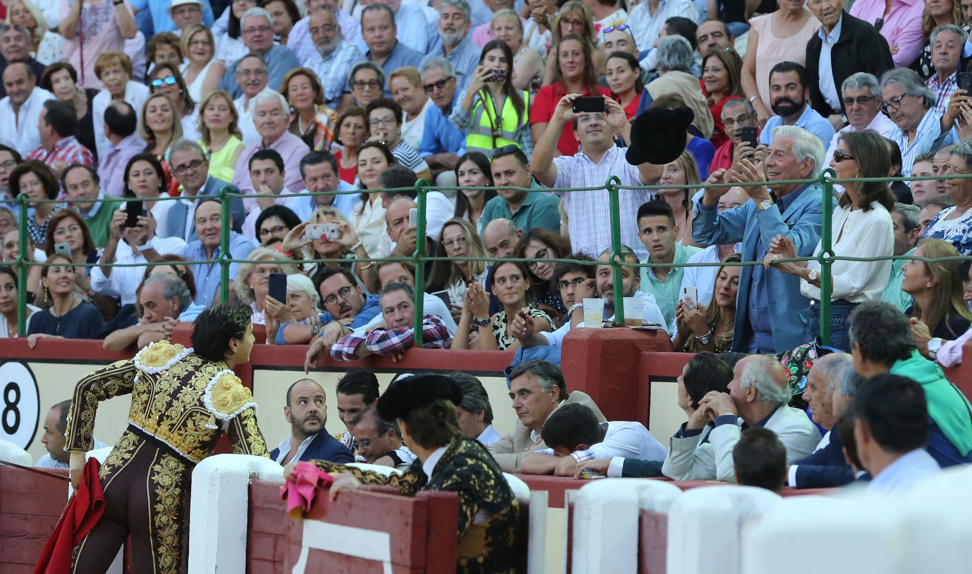 Roca Rey lanza la montera a Mario Vargas Llosa e Isabel Preysler durante la corrida de la Feria de San Lorenzo celebrada en Valladolid en 2018.