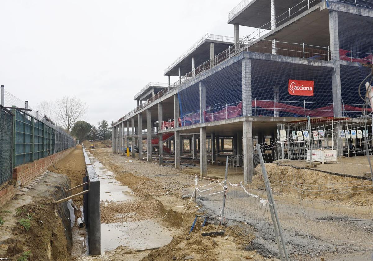 Aspecto de las obras del bloque técnico en el Hospìtal de Palencia, a mediados del pasado mes de marzo.