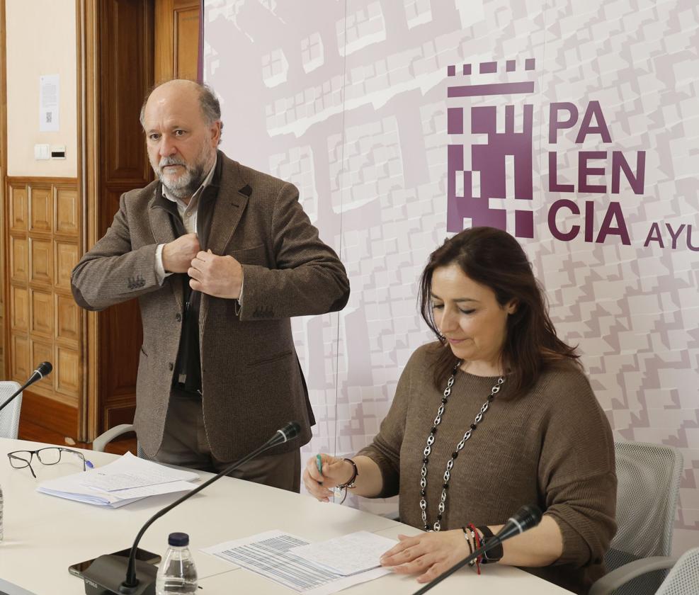 Carlos Hernández y Miriam Andrés se disponen a presentar la liquidación del presupuesto.