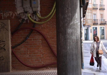 Reclaman al Ayuntamiento que asuma la limpieza de unos soportales privados de paso público
