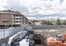 Maquinaria de construcción en un terreno de la ciudad de Segovia.