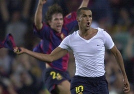 Rivaldo celebra su gol al Valencia en la última jornada de la Liga 2000-2001.