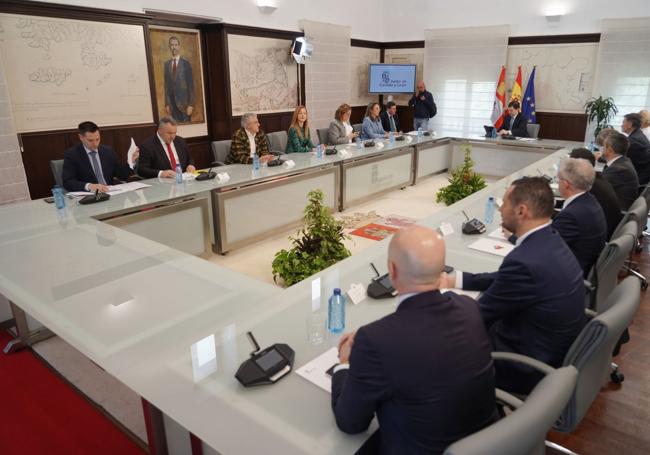 Mesa con los representantes políticos y los de la Federación Regional de Municipios y Provincias.