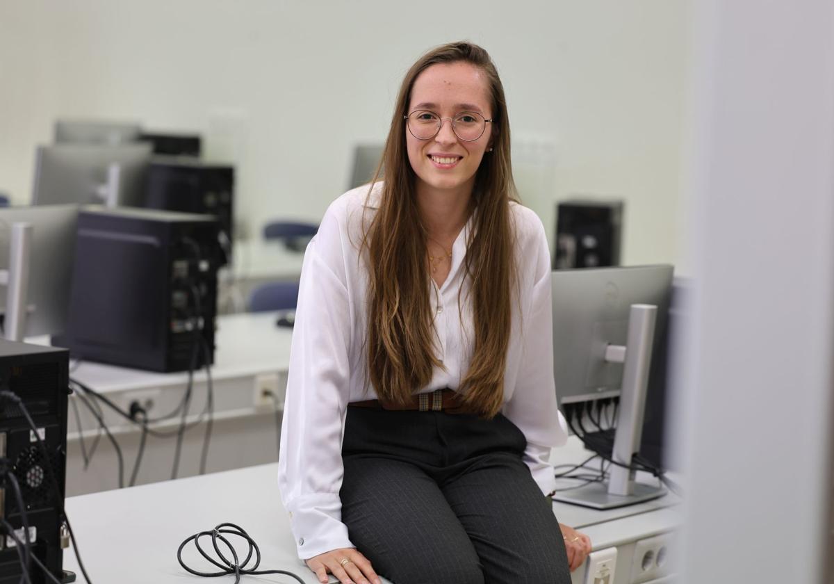 Marta Fernández Poyatos, en uno de los laboratorios de la Facultad de Ingeniería Informática donde imparte clases como profesora.