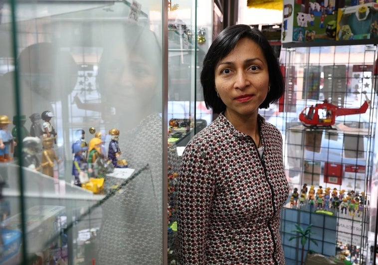 La gerente de la tienda especializada en Playmobil, Ángela Herrera, en su local de la calle Soto de Valladolid