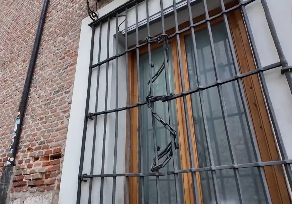Ventana del palacio de Pimentel con las cadenas.