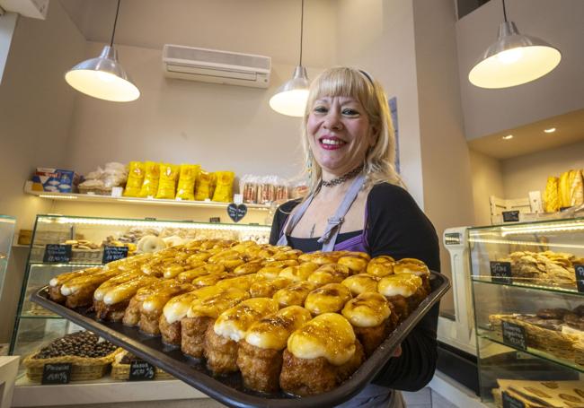 Patricia San José con las torrijas de crema pastelera, la atracción de la Tahona del Arte